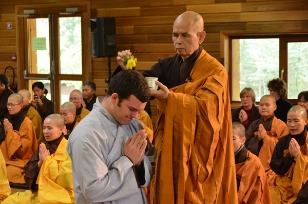 Thế phát xuất gia - Ảnh: langmai.org